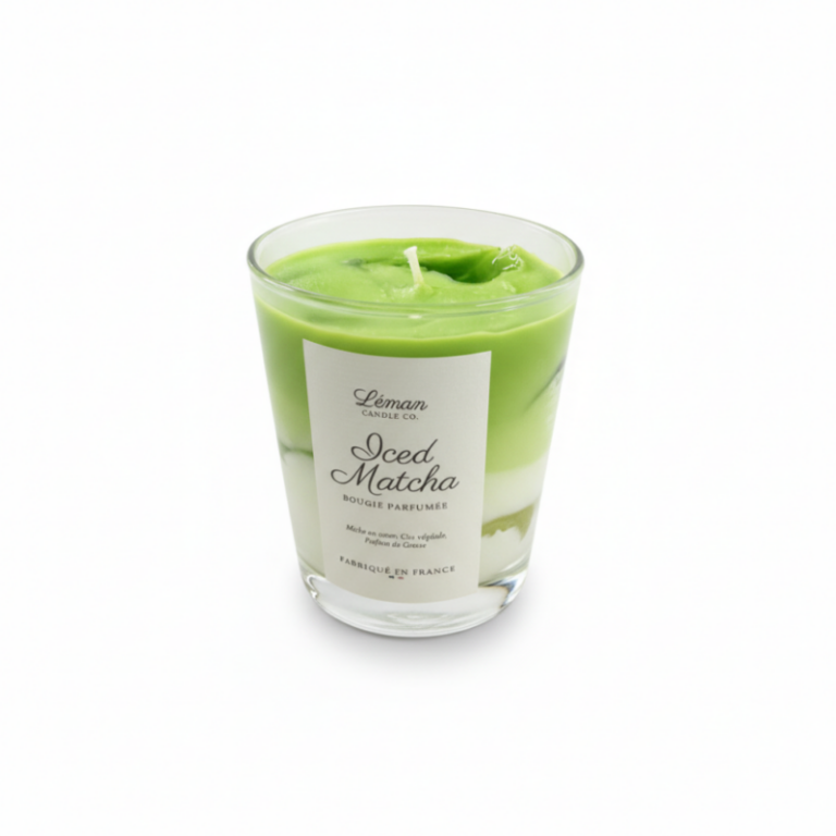 Dizajnová ručne robená sviečka Iced Matcha v sklenenom pohári zo sójového a gélového vosku.