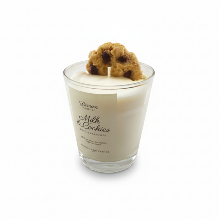 Ručne vyrobená dizajnová sviečka Milk and Cookies v skle s výškou 9,5 cm.